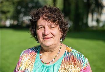 Dr. Susanne Gatti blickt in die Kamera.