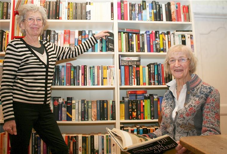 Dr. Susanne Pross (links) und Margret Siegel lieben Bücher und stöbern auch gerne selber in der Leselust.