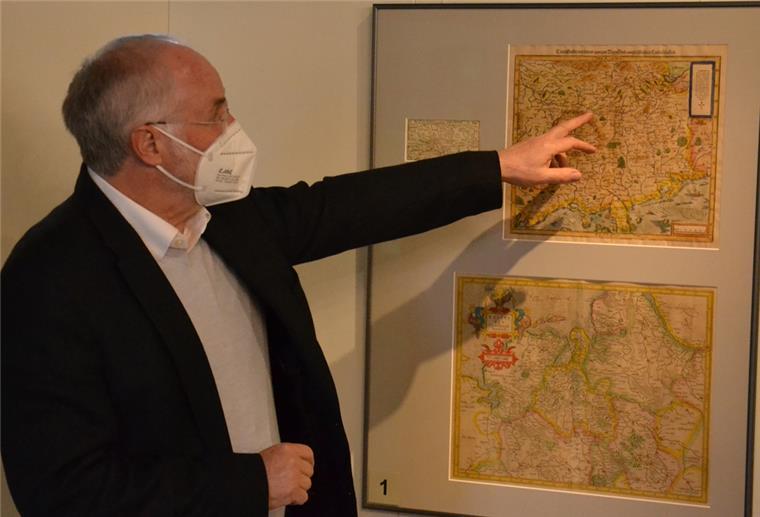Als Hamburg oben und Bremen unten lag Dr. Wolfgang Dörfler, der die Kartenausstellung in Kooperation mit dem Kreisarchiv zusammengestellt hat, zeigt auf einer gesüdeten Karte aus dem Jahr 1628, wo Lauenburg an der Elbe eingezeichnet ist. Auf der Karte ist auch die Insel Heiliglandt (Helgoland) verzeichnet.