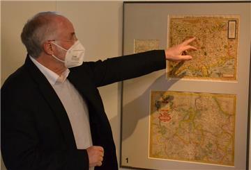 Dr. Wolfgang Dörfler, der die Kartenausstellung in Kooperation mit dem Kreisarchiv zusammengestellt hat, zeigt auf einer gesüdeten Karte aus dem Jahr 1628, wo Lauenburg an der Elbe eingezeichnet ist. Auf der Karte ist auch die Insel Heiliglandt (Helgoland) verzeichnet. 
