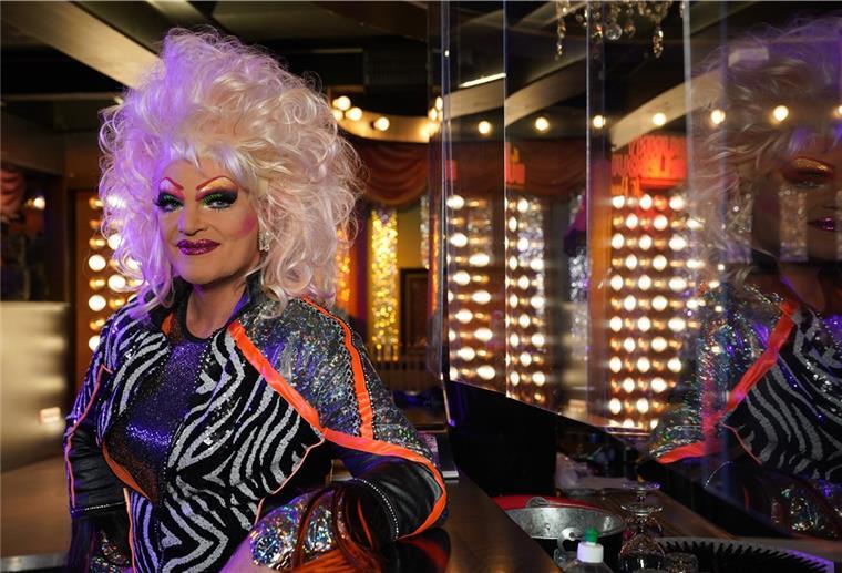 Dragqueen Olivia Jones: Öffnet die Außengastro Dragqueen Olivia Jones sitzt in ihrem Club The Bunny Burlesque St. Pauli. Die Hamburger Travestiekünstlerin und Barbesitzerin hofft darauf, dass die Politiker den Gastronomen bei den coronabedingten Einschränkungen bald einen Schritt entgegenkommen.