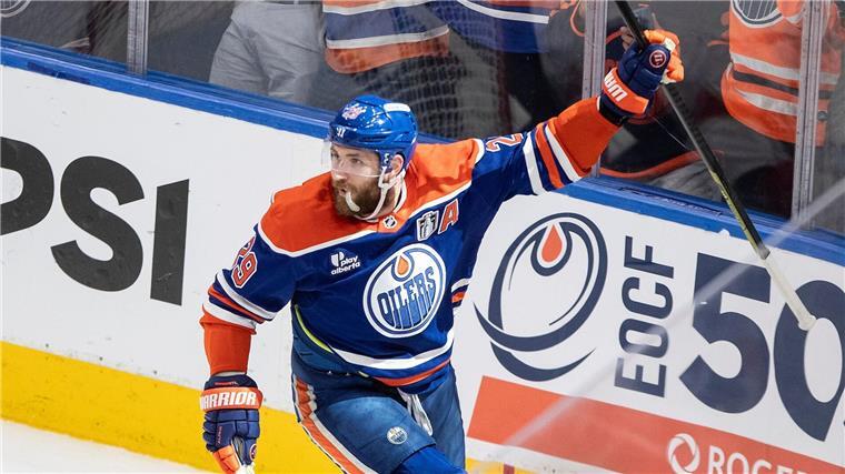 Oilers verlieren Final-Krimi nach doppelter Verlängerung Draisaitl bejubelt seinen Treffer zum 3:2.