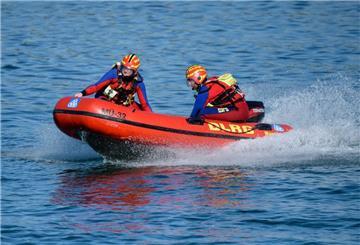 Wasserretter der Deutschen Lebens-Rettungs-Gesellschaft (DLRG) fahren in einem Schnellboot über den Chiemsee
