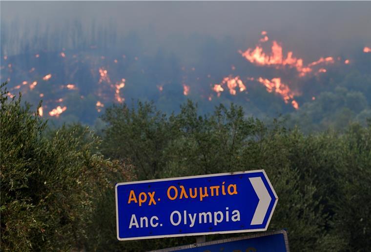 Urlaubsregionen werden zu verkohlten Landschaften Ein Waldbrand nähert sich dem antiken Olympia. Ein neuer Waldbrand in Griechenland gefährdet das Dorf Olympia auf der Halbinsel Peloponnes.
