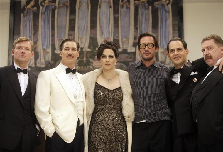 Dreharbeiten in Köln 2009 zum Kinofilm „Jud Süss - Film ohne Gewissen“ - von links nach rechts: Schauspieler Justus von Dohnányi (Rolle: Veit Harlan), Tobias Moretti (Ferdinand Marian), Martina Gedeck (Anna Marian), der Regisseur Oskar Roehler, Moritz Bleibtreu (Joseph Goebbels) und Armin Rohde (Heinrich George).