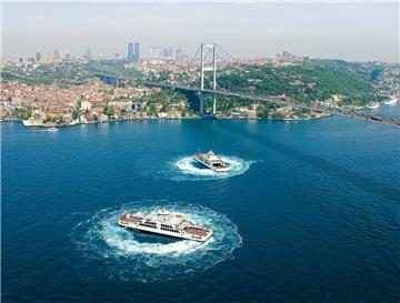 So ein Ballett wie diese zwei Fähren in Istanbul können Schiffe mit Voith-Schneider-Antrieb mit Leichtigkeit aufführen. Der größte Voith-Schneider-Propeller hat 300 Zentimeter lange Flügelblätter, die Schubstärke und Fahrtrichtung bestimmen.