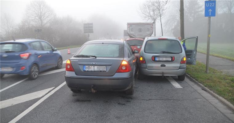 Bremerhaven: Autofahrer (28) verursacht Unfall und flüchtet Drei Autos mussten nach einem Unfall auf der Weserstraße abgeschleppt werden.