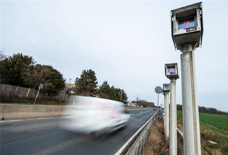 Rasender Paketbote: Drei Blitzer in drei Stunden – das wird teuer! ARCHIV - Zu Lichtspuren verwischt sind die Fahrzeuge auf einer Straße. Foto: Frank Rumpenhorst/dpa/Symbolbild