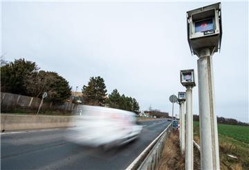 ARCHIV - Zu Lichtspuren verwischt sind die Fahrzeuge auf einer Straße. Foto: Frank Rumpenhorst/dpa/Symbolbild