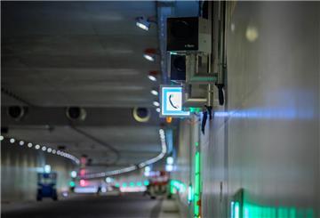 Drei Blitzer hängen im Hafentunnel. Sie blitzen mit Infrarot.