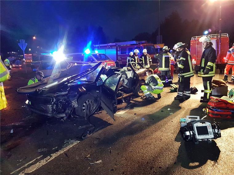 Verkehrsunfall auf der L135 bei Stotel: Vier Menschen verletzt Drei Fahrzeuge sind am Donnerstag auf der L135 bei Stotel ineinandergekracht.