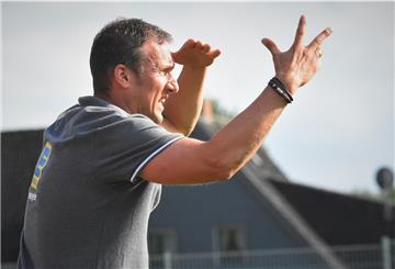 Trainer Chris Müller zeigt drei Finger in die Luft.