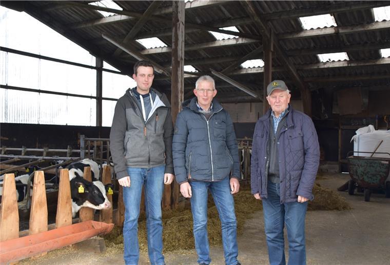 Land im Wandel: Drei Generationen unter einem Dach in der Wesermarsch Drei Generationen packen auf dem Hof Schilling mit an. Janko, Hans-Gerd und Heiko Schilling (v.li.) sind stolz auf ihren Milchviehbetrieb in Familienbesitz.