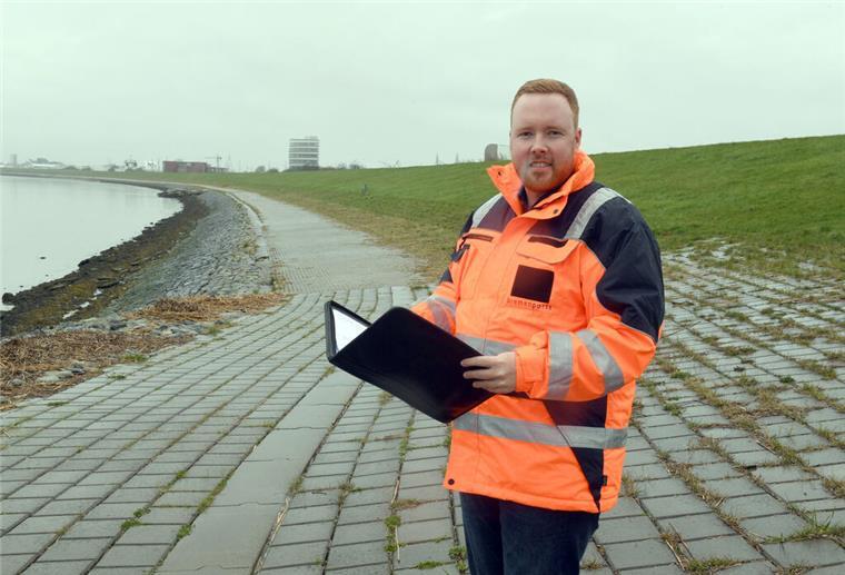 Bremerhavens Seedeich wird verstärkt - Kein Platz mehr für Spaziergänger Christian von Deetzen steht auf dem Stück des Deiches