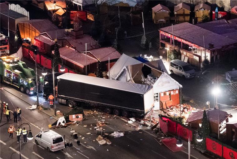 Hochschule Bremerhaven übernimmt Leitung für Extremismus-Projekt Eine Schneise der Verwüstung ist auf dem Weihnachtsmarkt am Breitscheidplatz in Berlin zu sehen, nachdem der Attentäter Anis Amri mit einem Lastwagen über den Platz gerast war.