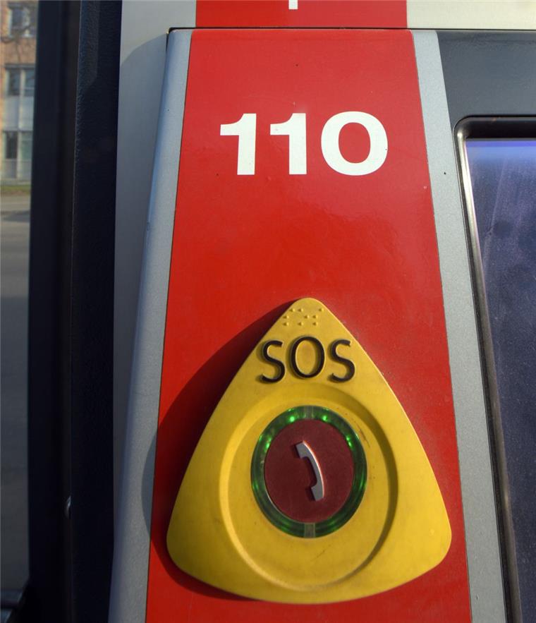 Drei junge Verdächtige sollen in Bremen 39-mal den Notruf missbraucht haben.