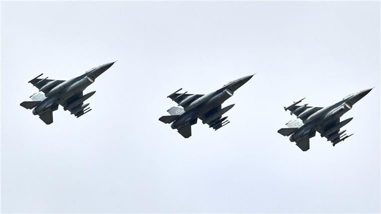 Vorbereitungen für „Air Defender 2023“ abgeschlossen Drei Kampfjets fliegen in Formation kurz vor ihrer Landung auf dem Fliegerhorst in Jagel.