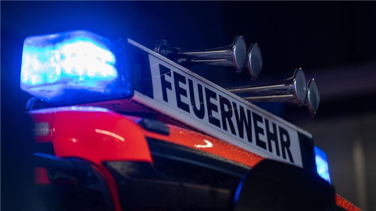 Drei Kleinkinder und zwei Erwachsene werden nach einem Küchenbrand ins Krankenhaus gebracht. (Symbolbild)