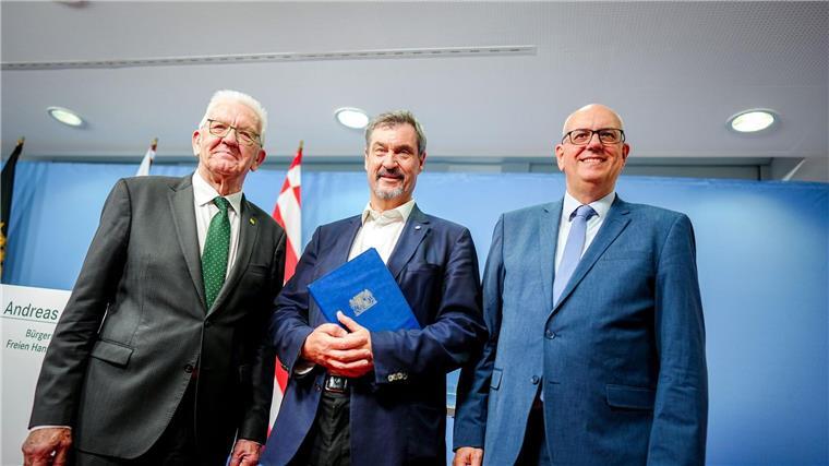 Länder-Regierungschefs fordern Milliarden für die Raumfahrt Drei Länder für die Raumfahrt: Deutschland soll mehr Geld geben. Dafür machen sich Winfried Kretschmann (l-r), Markus Söder und Andreas Bovenschulte stark.