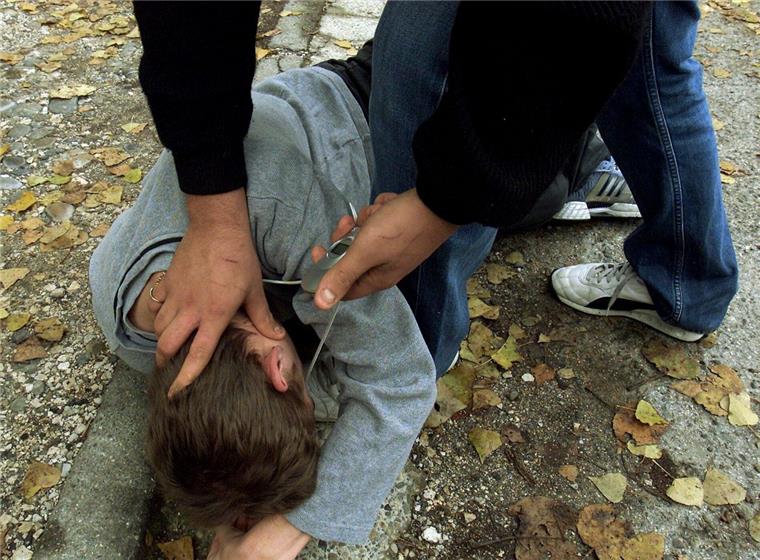 Drei Männer haben in Bremen einen Mann geschlagen, getreten und ausgeraubt. 