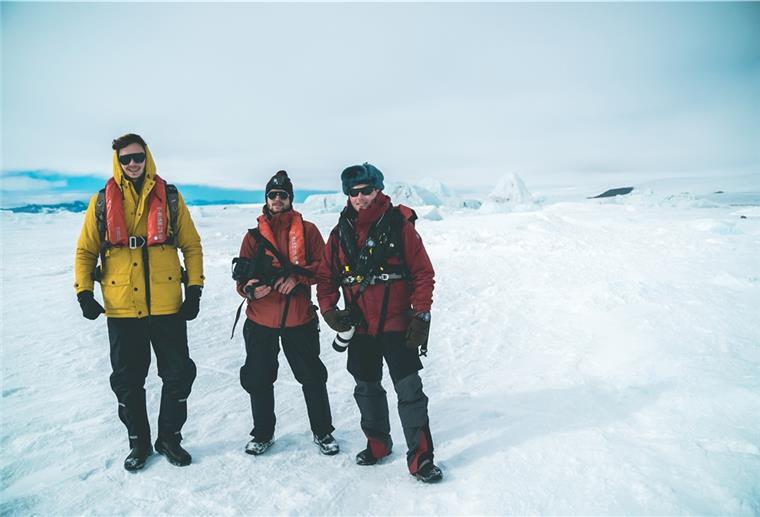 Drei Männer im Schnee: Die Bremerhavener David Müller-Zitzke, Dennis Vogt und Michael Ginzburg haben in der Antarktis einen Film gedreht.
