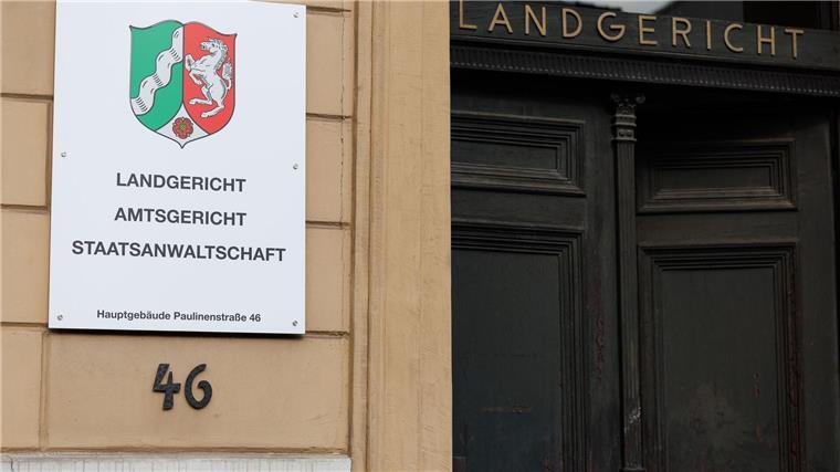 Drei Männer sind vom Landgericht in Detmold wegen eines Überfalls auf den Fahrer eines Kurierdienstes zu Haftstrafen verurteilt worden. (Symbolbild)