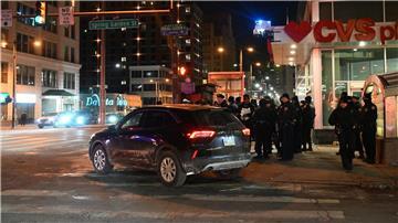 Drei Menschen wurden verletzt, als ein Autofahrer nach dem Einzug des American-Football-Teams Philadelphia Eagles in den Super Bowl in der Stadt in eine Fan-Gruppe fuhr.