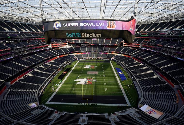 Football-Hype wird immer größer: Super Bowl Montagnacht Drei Milliarden Dollar kostete das neue Stadion in Los Angeles, in dem der 56. Super Bowl zwischen den Rams und den Bengals ausgetragen wird.