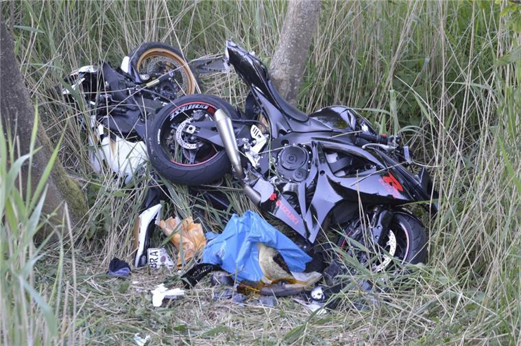 Drei Motorradfahrer sind am Samstag in der Wesermarsch in einer Kurve von der Straße abgekommen. Einer von ihnen wurde schwer verletzt.
