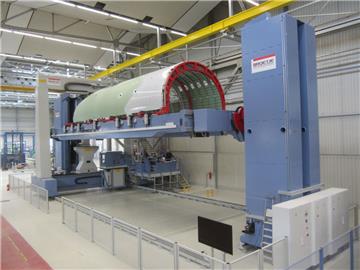 Drei neue Nietautomaten werden im Nordenhamer Werk von Premium Aerotec angeschafft. Damit erhöht sich die Zahl auf 42. So viele Nietautomaten stehen in keiner anderen Flugzeugfabrik der Welt.