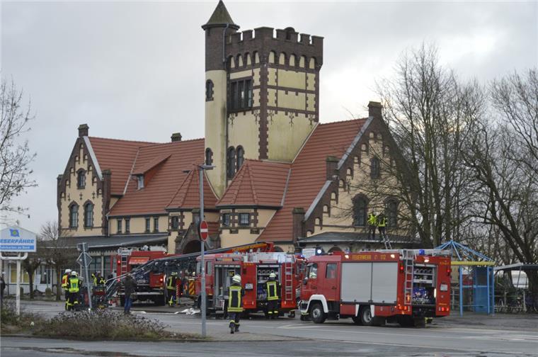 Drei Nordenhamer Ortswehren rückten zum Brand am Weserschlösschen in Blexen aus.