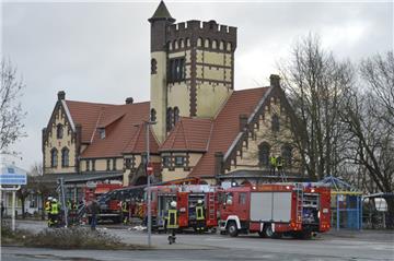 Drei Nordenhamer Ortswehren rückten zum Brand am Weserschlösschen in Blexen aus.
