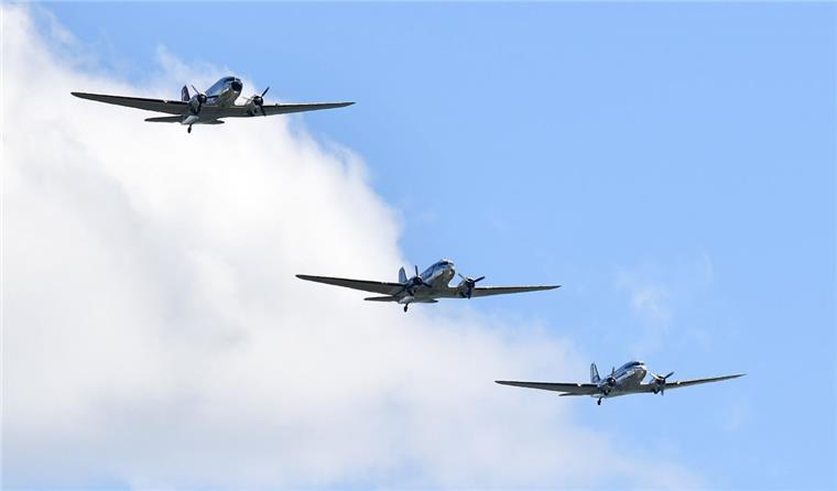 Gleich sechs Rosinenbomber landen in Nordholz Drei Rosinenbomber im Anflug auf den Nordholzer Seeflughafen.