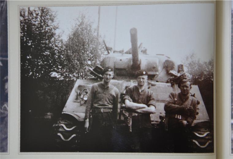 So erleben irische Soldaten den Kampf um Elsdorf Drei englische Soldaten vor einen Sherman-Panzer
