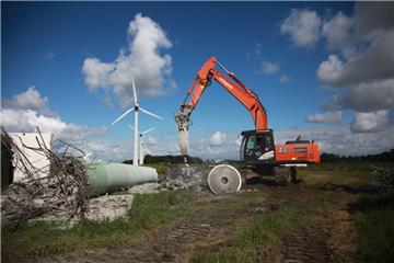 Drei Tage braucht der Bagger, um eine Windkraftanlage in ihre Einzelteile zu zerlegen.