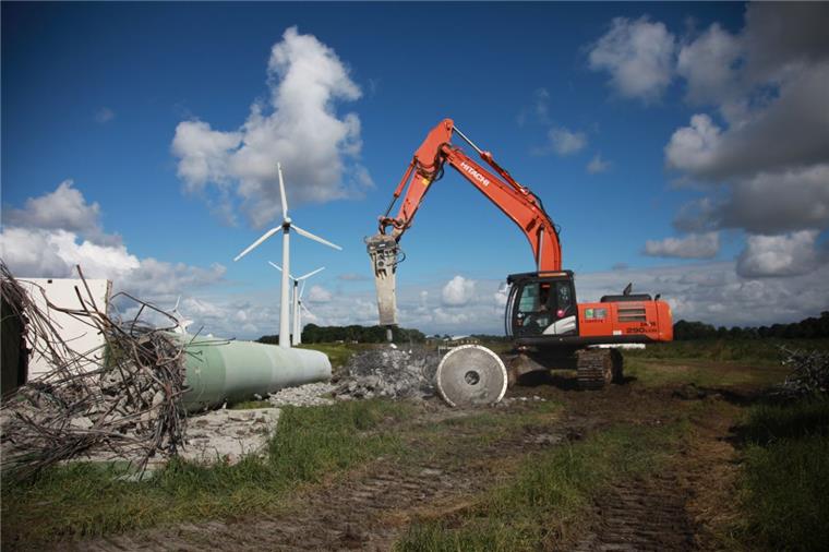 Drei Tage braucht der Bagger, um eine Windkraftanlage in ihre Einzelteile zu zerlegen.