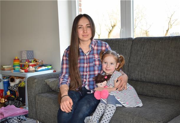 Mariia Kharyna mit ihrer Tochter Eva und Freundin Kateryna Buiter