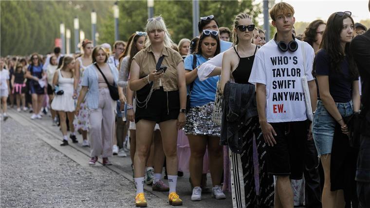 Klimaprotest gegen Taylor Swift in Warschau Drei Tage hintereinander lange Schlangen vor dem Einlass ins Nationalstadion in Warschau - für Taylor Swift.