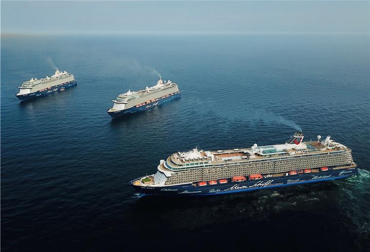 „Mein Schiff 4“ kommt Dienstag nach Bremerhaven Drei TUI-Kreuzliner haben sich getroffen, um die Crew zusammenzufassen. Darunter war auch das „Mein Schiff 4“