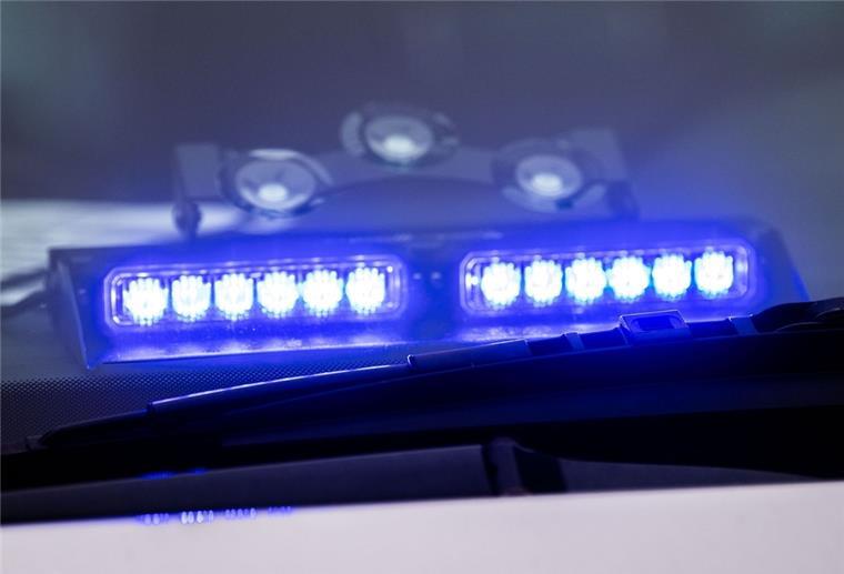 Bremen: Unbekannte greifen Autofahrer mit Stichwaffe an Ein Blaulicht leuchtet unter der Frontscheibe eines Einsatzfahrzeugs der Polizei