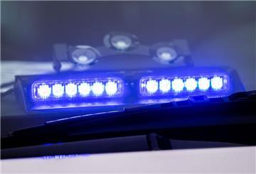 Ein Blaulicht leuchtet unter der Frontscheibe eines Einsatzfahrzeugs der Polizei
