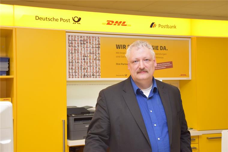 Drei Unternehmen unter einem Dach: Heinz-Peter Blohm bietet in der Filiale am Peterleeplatz Dienstleistungen der Deutschen Post, der Postbank und von DHL an.