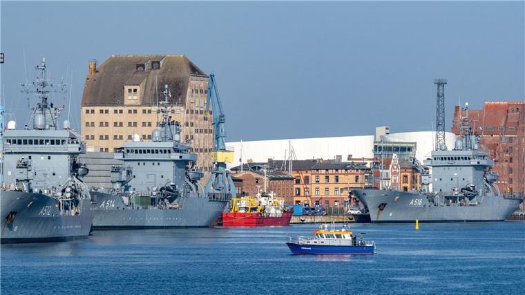 Kurs Stralsund: Drei Marine-Tender zu Gast am Pier Drei Versorgungsschiffe der deutschen Marine sind für mehrere Tage zu Gast im Hafen Stralsund.