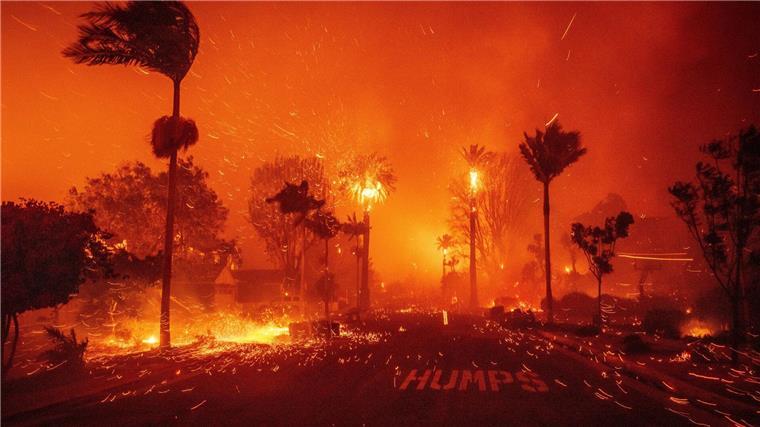 Brände in Los Angeles: Zwei Feuer weiterhin außer Kontrolle Drei von fünf Feuern konnten die Einsatzkräfte bis jetzt noch überhaupt nicht unter Kontrolle bringen.