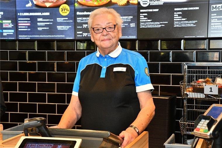 Bockel: Rentnerin (80) arbeitet seit 24 Jahren bei McDonalds Dreimal in der Woche steht Gisela Krause an der Kasse bei McDonald’s in Bockel.