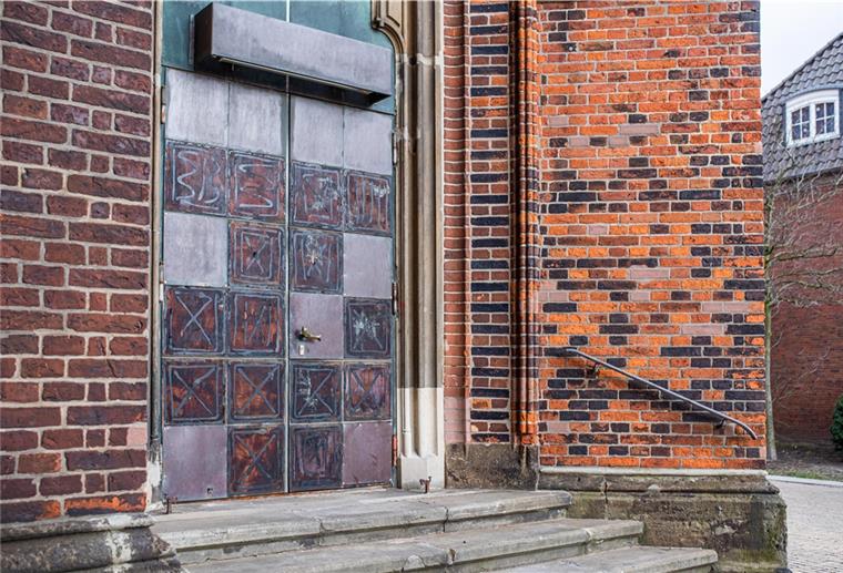 Unbekannte verschandeln die Große Kirche Dreiste Metalldiebe haben von den drei Türen der Großen Kirche etliche Kupferplatten abgerissen.