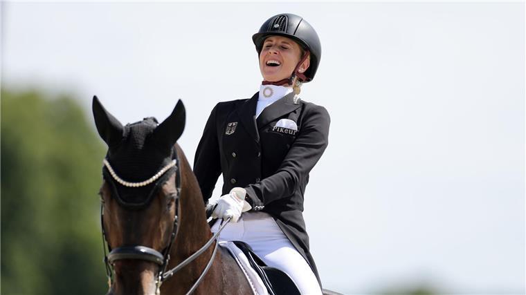 Dressurreiterin Jessica von Bredow-Werndl holte bei den Olympischen Spielen Gold im Einzelwettbewerb.