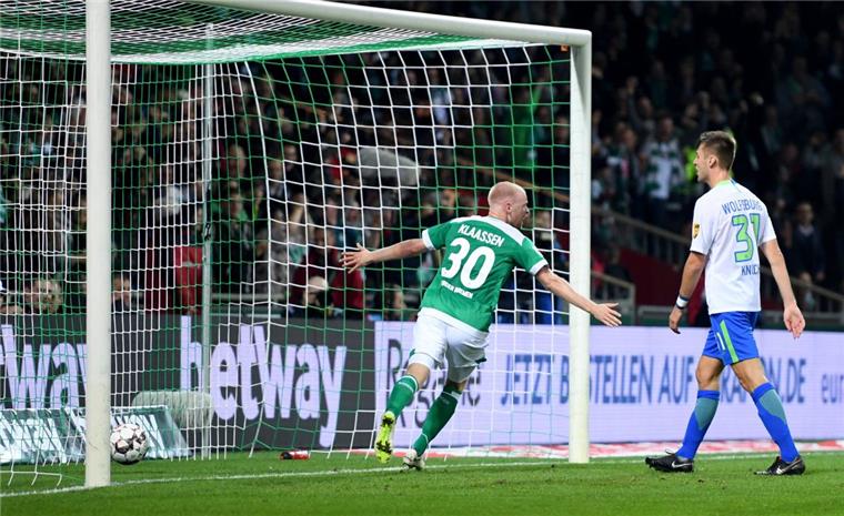 Werder ballert sich mit Derbysieg gegen Wolfsburg auf Rang zwei Drin ist das Leder: Bremens Davy Klaassen bejubelt die 1:0-Führung von Werder gegen Wolfsburg.