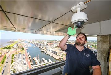 Dringend aufpoliert werden müsste die Webcam-Lage in Bremerhaven. Aus der gesamten Stadt übertragen gerade mal vier Kameras Bilder ins Internet, und nur die auf dem Atlantic Hotel Sail City (Foto) liefert Live-Bilder.