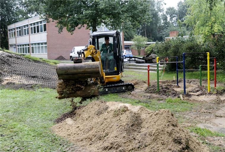 Seestadt-Schulen werden für 2, 2 Millionen Euro instand gesetzt Drinnen sind die Malerarbeiten und Brandschutzmaßnahmen fast fertig. Draußen baut die Stadt jetzt Teile des Spielgeräts ab, die nicht mehr sicher genug sind.